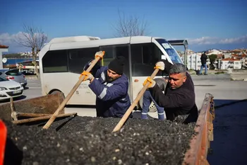 AYVALIK’TA YOL BAKIM VE ONARIM ÇALIŞMALARI SÜRÜYOR