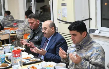 VALİ USTAOĞLU MEHMETÇİKLE İFTARDA BULUŞTU