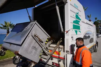 AYVALIK’TA KONTEYNERLER YAZ ÖNCESİ DEZENFEKTE EDİLİYOR